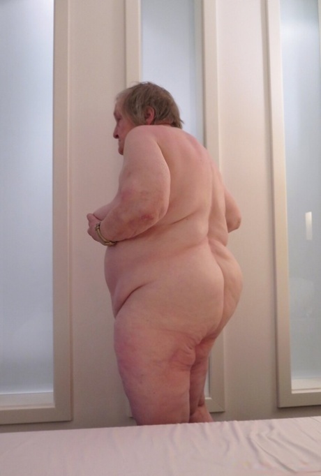 Fat granny Putarana washes her saggy tits before taking a bottle up her cunt