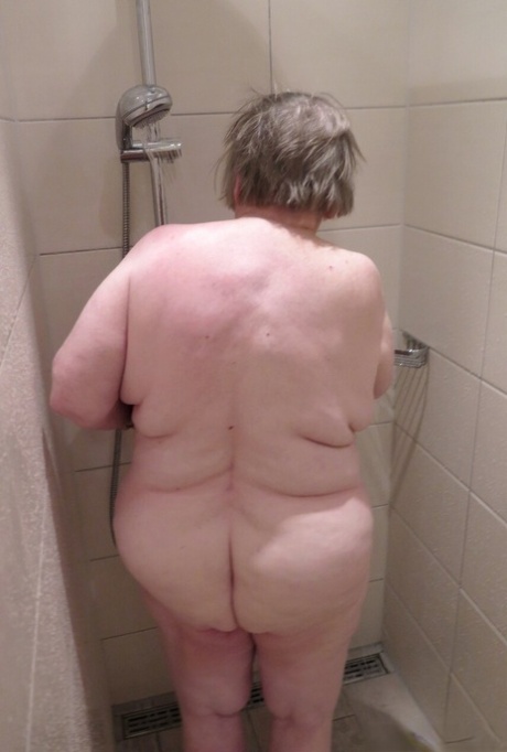 Fat granny Putarana washes her saggy tits before taking a bottle up her cunt